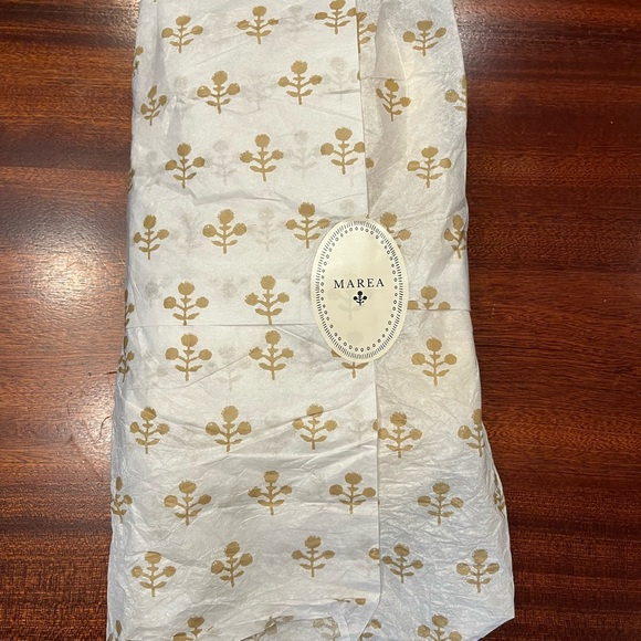 Chic Cream Crossbody Bag with Gold Accents - Picture 5 of 5